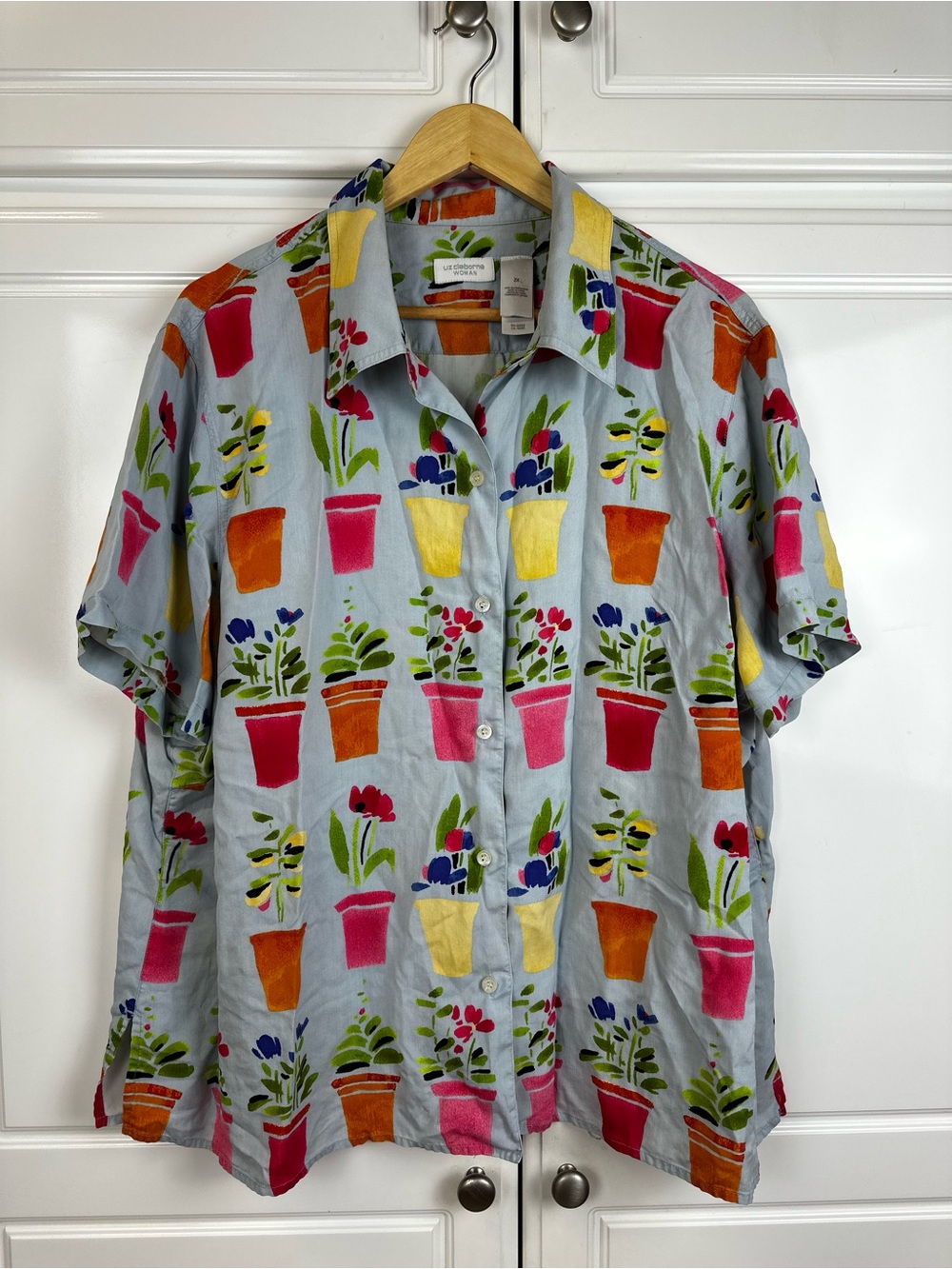 Liz Claiborne Light Blue Short Sleeve Shirt with Colorful Flower Pot Print